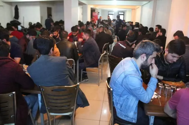 Ağrı'da Hayırsever Aile Günde 500 Kişiye İftar Yemeği Veriyor Ağrı'da Hayırsever Aile Günde 500 Kişiye İftar Yemeği Veriyor
