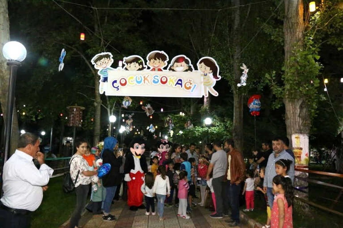 Çocuklar Ramazan'da Çocuk Sokağında Eğleniyor