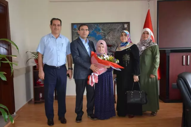 Kaymakam Sarı'dan Bölge Birincisine Ödül Kaymakam Sarı'dan Bölge Birincisine Ödül