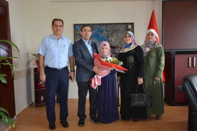 Kaymakam Sarı'dan Bölge Birincisine Ödül Kaymakam Sarı'dan Bölge Birincisine Ödül