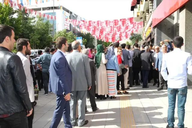 Cumhurbaşkanı Erdoğan'ın Seçim Kampanyasına Bağış Desteği Cumhurbaşkanı Erdoğan'ın Seçim Kampanyasına Bağış Desteği