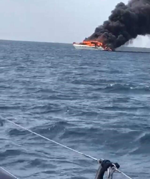 Denizde Yat Alev Aldı, Denize Atlayan Baba-Oğul Şans Eseri Kurtuldu