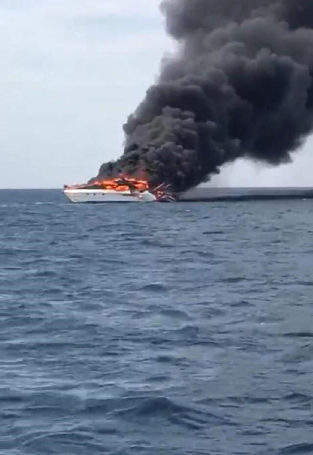 Denizde Yat Alev Aldı, Denize Atlayan Baba-Oğul Şans Eseri Kurtuldu