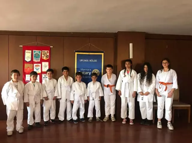 Dünya Uyuşturucuyla Mücadele Eden Sporcular Federasyonu'ndan Okullara Malzeme Yardımı Dünya Uyuşturucuyla Mücadele Eden Sporcular Federasyonu'ndan Okullara Malzeme Yardımı