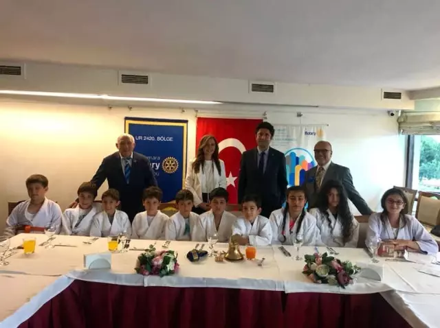 Dünya Uyuşturucuyla Mücadele Eden Sporcular Federasyonu'ndan Okullara Malzeme Yardımı Dünya Uyuşturucuyla Mücadele Eden Sporcular Federasyonu'ndan Okullara Malzeme Yardımı