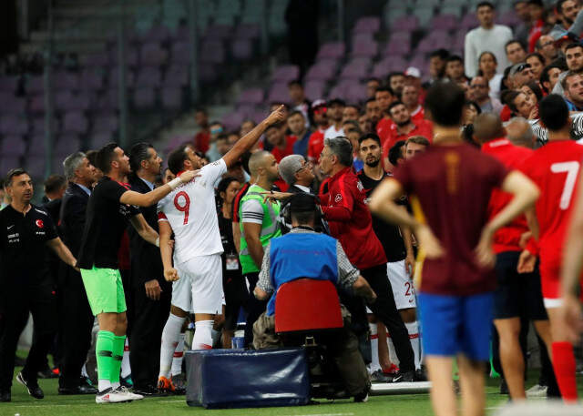 Milli Takımın Yıldızı Cenk Tosun Çıldırdı, Kırmızı Kart Gördü
