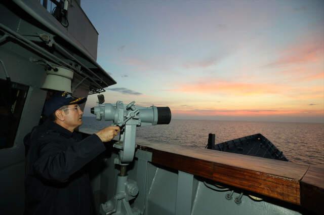 Seyir Halindeki Gemiye Helikopterle İnen Bakan Canikli Meydan Okudu: Müsaade Etmeyiz