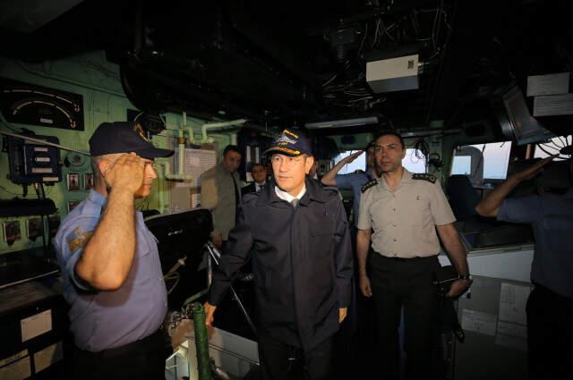 Seyir Halindeki Gemiye Helikopterle İnen Bakan Canikli Meydan Okudu: Müsaade Etmeyiz