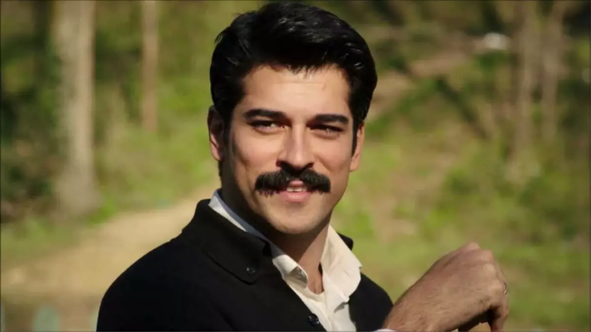 Slovenya'da Hayranlarıyla Buluşan Burak Özçivit, Polis Kontrolünde Havalimanına Götürüldü