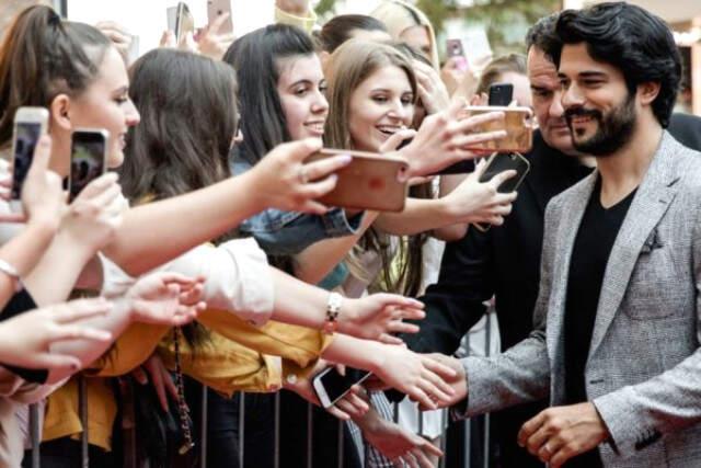 Slovenya'da Hayranlarının Yoğun İlgisini Gören Burak Özçivit, Polis Kontrolünde Havalimanına Gitti