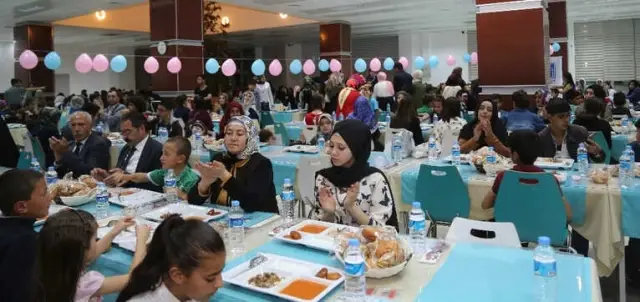 Vanlı Yetimler Tuşba'nın 'Kardeşlik Sofrası'nda Buluştu Vanlı Yetimler Tuşba'nın 'Kardeşlik Sofrası'nda Buluştu