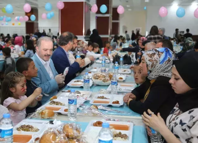 Vanlı Yetimler Tuşba'nın 'Kardeşlik Sofrası'nda Buluştu Vanlı Yetimler Tuşba'nın 'Kardeşlik Sofrası'nda Buluştu