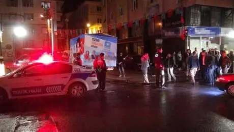 Kütahya'da 'Parti Bayrağı Asma' Gerginliği Kütahya'da 'Parti Bayrağı Asma' Gerginliği