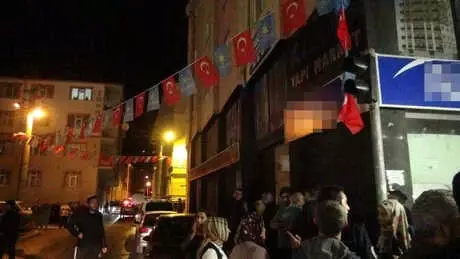 Kütahya'da 'Parti Bayrağı Asma' Gerginliği Kütahya'da 'Parti Bayrağı Asma' Gerginliği