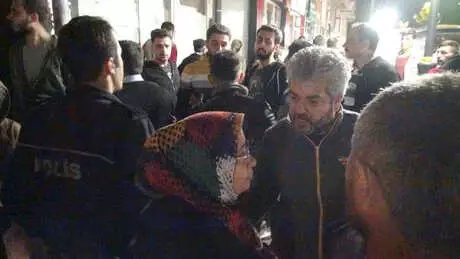 Kütahya'da 'Parti Bayrağı Asma' Gerginliği Kütahya'da 'Parti Bayrağı Asma' Gerginliği