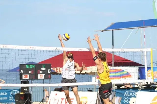 Alanya'da Plajda Voleybol Heyecanı Devam Ediyor