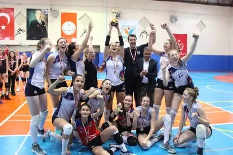 Maç Sonrası Taraftarlar ve Sporcular Kavga Etti Maç Sonrası Taraftarlar ve Sporcular Kavga Etti