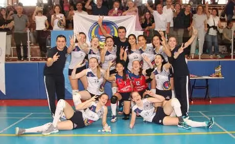 Maç Sonrası Taraftarlar ve Sporcular Kavga Etti Maç Sonrası Taraftarlar ve Sporcular Kavga Etti