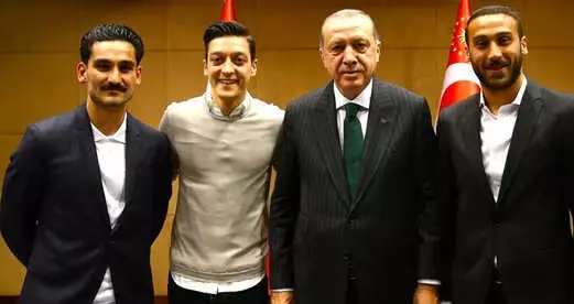 Almanya Cumhurbaşkanı: Mesut ve İlkay'ın Bize Bağlılığını Dile Getirmesi Gerekiyor Almanya Cumhurbaşkanı: Mesut ve İlkay'ın Bize Bağlılığını Dile Getirmesi Gerekiyor