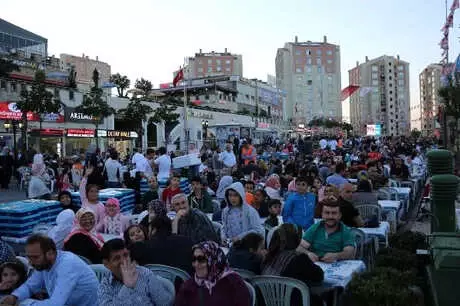 Başakşehir'de Oruçlar 15 Bin Kişiyle Aynı Sofrada Açıldı
