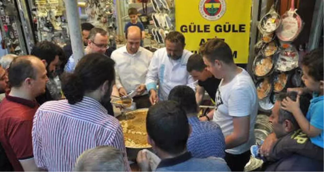 Fenerbahçeli Taraftar, Aziz Yıldırım'ın Seçimi Kaybetmesinin Ardından Helva Dağıttı