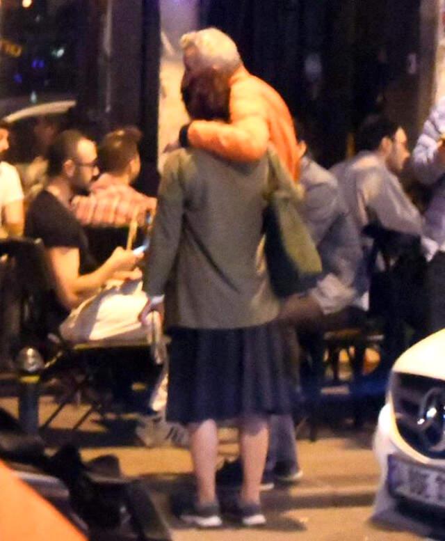 Hazar Ergüçlü'nün Yeni Ayrıldığı Sevgilisi Onur Ünlü, Genç Bir Kadınla Görüntülendi