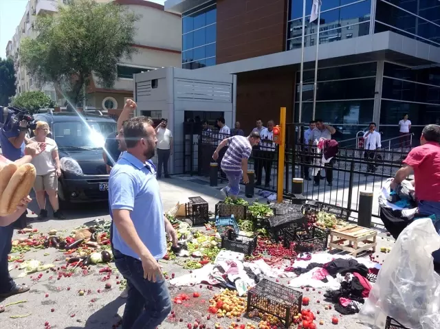 İzmirli Pazarcı Esnafının Belediyeye Tepkisi Sürüyor haberi fotografı