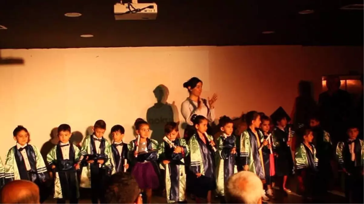 Pekfen'de Öğrencilerin Mezuniyet Coşkusu