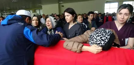 Trafik Kazasında Ölen Genç Cerrah İçin Hastane Önünde Tören Trafik Kazasında Ölen Genç Cerrah İçin Hastane Önünde Tören