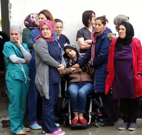 Trafik Kazasında Ölen Genç Cerrah İçin Hastane Önünde Tören Trafik Kazasında Ölen Genç Cerrah İçin Hastane Önünde Tören