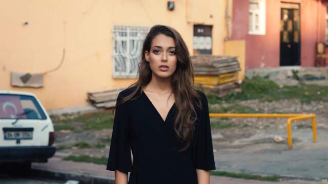 Tuğba Özay'dan Hande Erçel ve Dilan Çiçek Deniz'e Sert Sözler