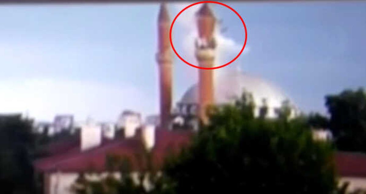 Diyarbakır'da Yıldırım İsabet Eden Caminin Minaresi Yıkıldı! O Anlar Kamerada