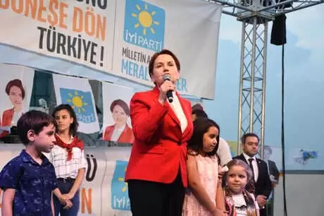 Akşener Gaziosmanpaşa'da İftar Programına Katıldı. Akşener Gaziosmanpaşa'da İftar Programına Katıldı.