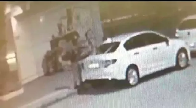 Alanya'da 2 Otomobili Kundakladı, Güvenlik Kamerasına Yakalandı