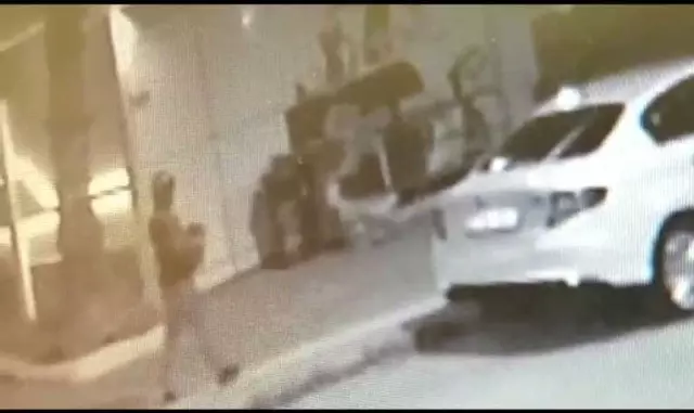Alanya'da 2 Otomobili Kundakladı, Güvenlik Kamerasına Yakalandı