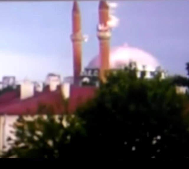 Caminin Minaresine Yıldırım Düşme Anı Anbean Kamerada!