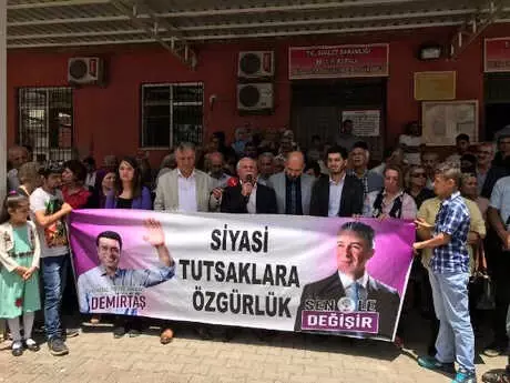 Hdp'lilerden Cezaevi Önünde Protesto Hdp'lilerden Cezaevi Önünde Protesto