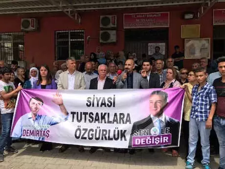 Hdp'lilerden Cezaevi Önünde Protesto Hdp'lilerden Cezaevi Önünde Protesto