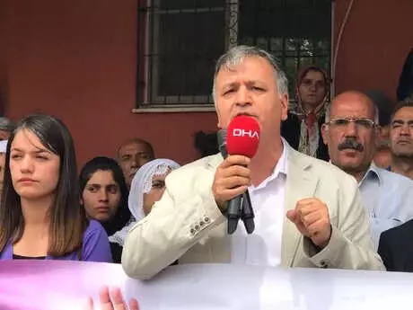 Hdp'lilerden Cezaevi Önünde Protesto Hdp'lilerden Cezaevi Önünde Protesto