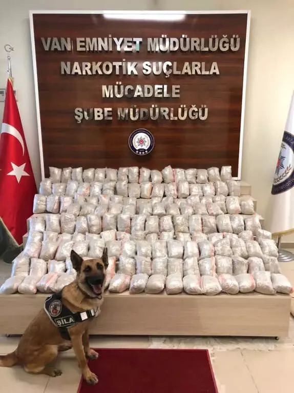 Van'da Yolcu Minibüsünde 141 Kilo Eroin Ele Geçirildi Van'da Yolcu Minibüsünde 141 Kilo Eroin Ele Geçirildi