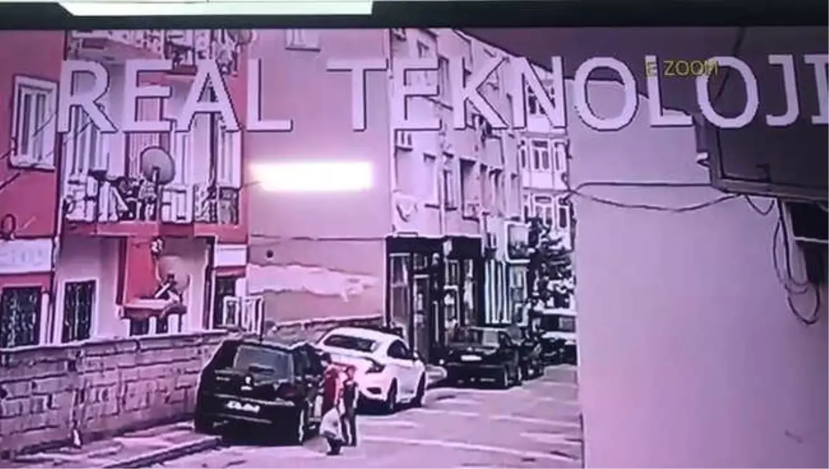 4'üncü Kattan Otomobilin Üzerine Düşen Çocuk Kamerada