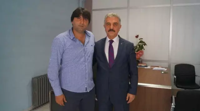 Gol Kralı Okan Yılmaz'dan MHP'ye Destek Ziyareti Gol Kralı Okan Yılmaz'dan MHP'ye Destek Ziyareti