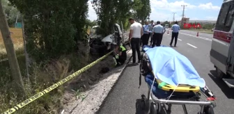 Konya Kamyonet Motosiklete ve Ağaca Çarptı 1 Ölü, 4 Yaralı