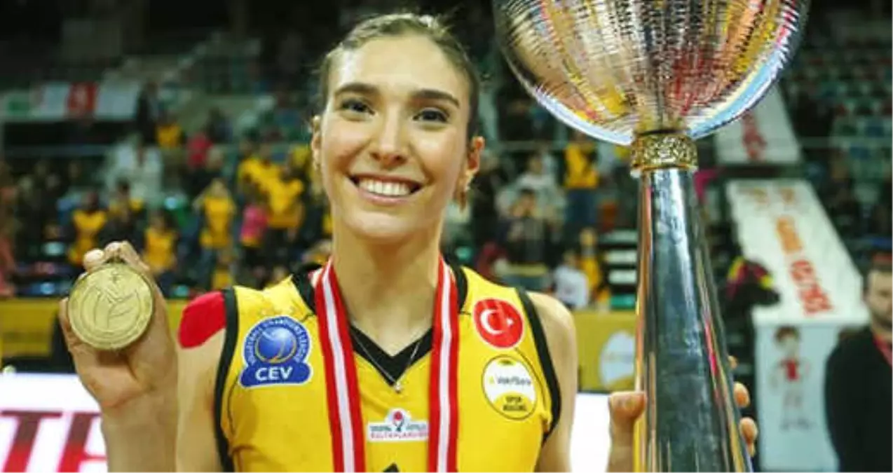 Vakıfbank'ın Pasörü Naz Aydemir, Hamilelik Nedeniyle Kariyerine Ara Veriyor
