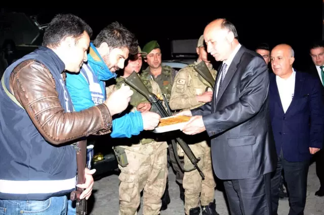 Vali Azizoğlu, Mehmetçik'le İftar Yaptı Vali Azizoğlu, Mehmetçik'le İftar Yaptı