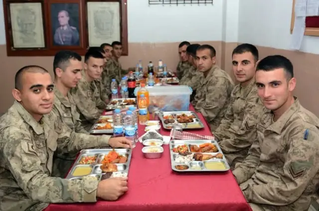 Vali Azizoğlu Mehmetçikle Birlikte İftar Açtı Vali Azizoğlu Mehmetçikle Birlikte İftar Açtı