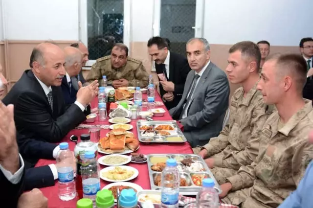 Vali Azizoğlu Mehmetçikle Birlikte İftar Açtı Vali Azizoğlu Mehmetçikle Birlikte İftar Açtı