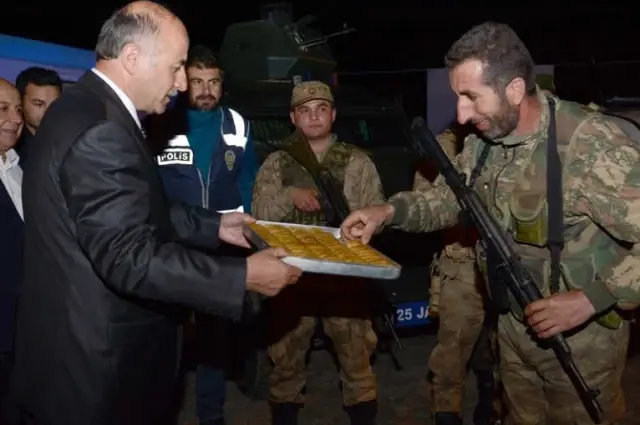 Vali Azizoğlu Mehmetçikle Birlikte İftar Açtı Vali Azizoğlu Mehmetçikle Birlikte İftar Açtı