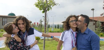 Atletizmde Şampiyon Olan Otistik İkizlerin Büyük Başarısı