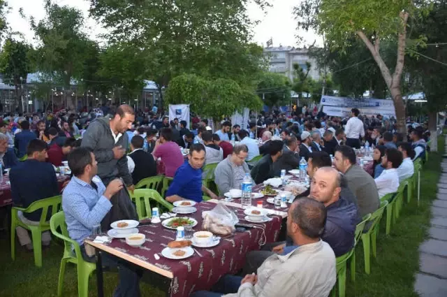 Vedaş ve Vepsaş'tan Vatandaşlara İftar Vedaş ve Vepsaş'tan Vatandaşlara İftar